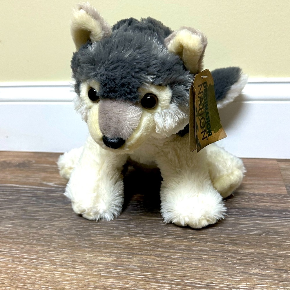 Aurora World Destination Nation Wolf Plush Stuffed Animal Toy Gray & Cream NWT.